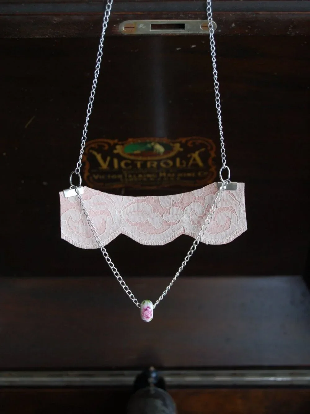 Romantic white lace on leather necklace - Boho chic ivory leaf lace - Picture 2 of 5
